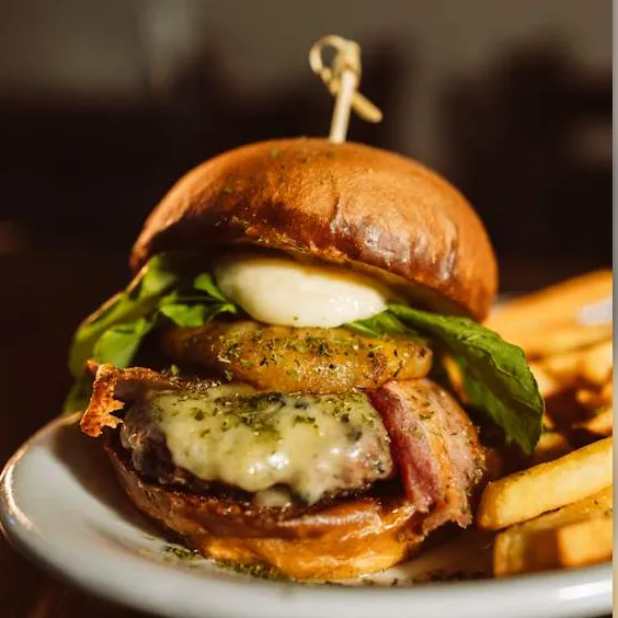 Abacaxi Burger com gorgonzola e abacaxi grelhado
