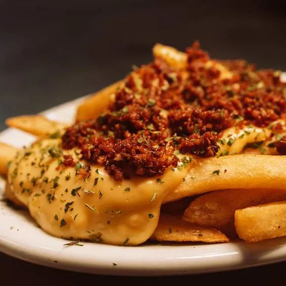 Batata palito coberta de cheddar cremoso e farofa de bacon