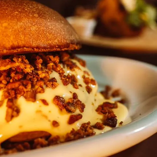 Cheddar Burger com fondue de cheddar escorrendo
