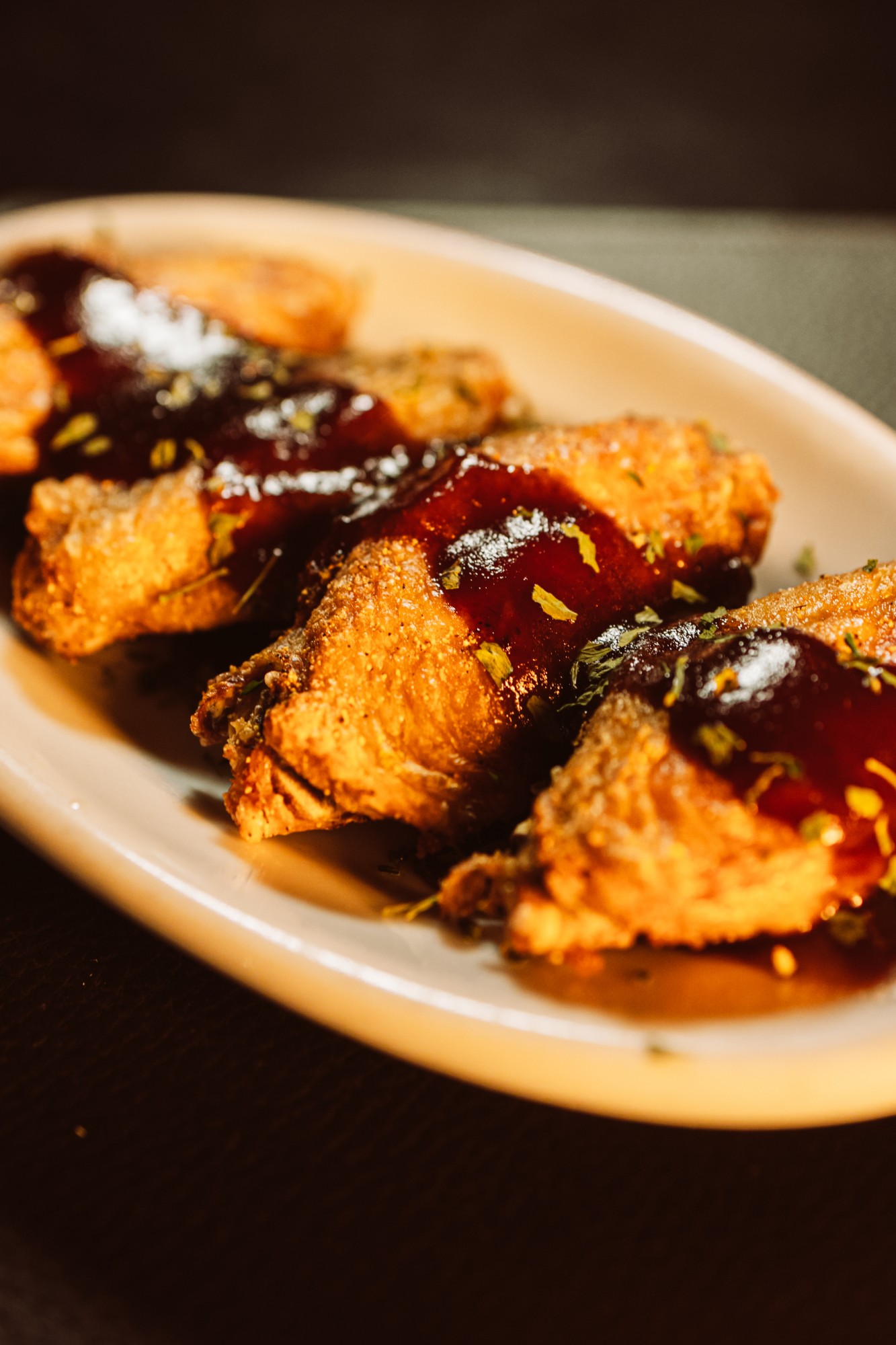 Porção de frango empanado com molho barbecue