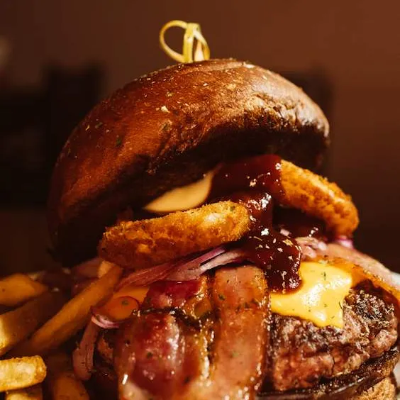 House Burger com anéis de cebola empanados e molho barbecue