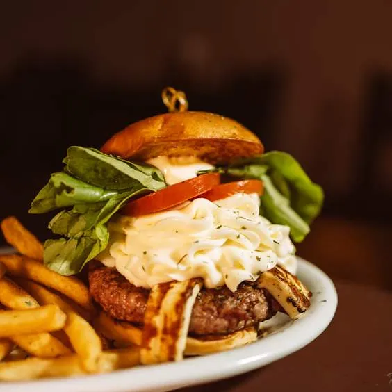 The Brazilian Burger com queijo coalho e rúcula